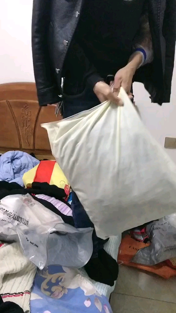 夏天的衣服收拾了一大堆起来 我老公说他的衣服好少 就那么一小包 他说要是我喊他滚
