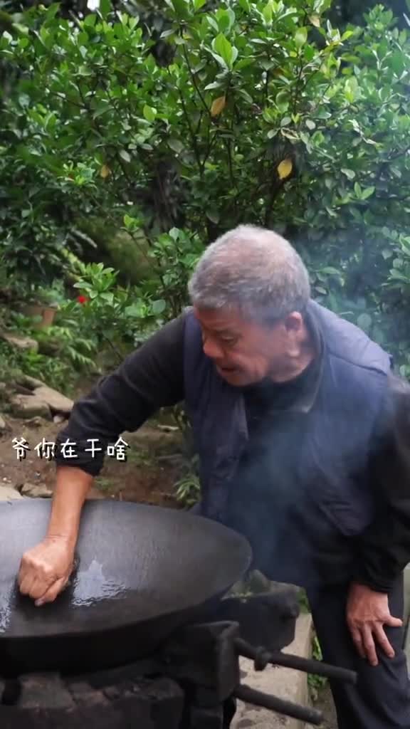 炒麻什,也是面食里很经典的一道美食,看爷爷吃的满足感就知道有多香了