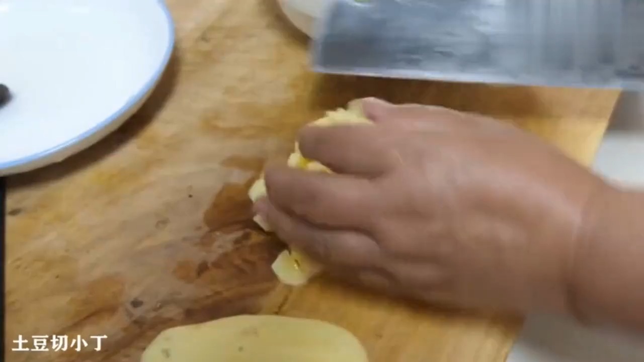 做一顿营养美味的香菇鸡肉粥,做法简单,小孩子很爱喝!