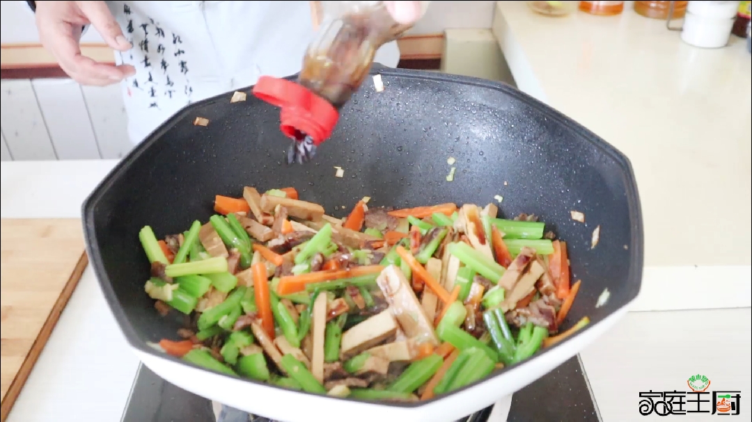 #双11好物推荐#芹菜炒豆干,10人做9人错,大厨教你正确炒法