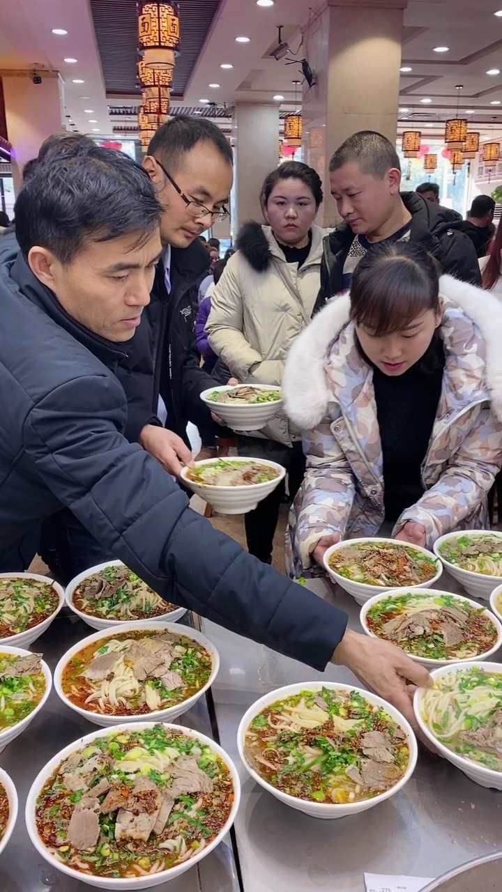 羊肉500克,羊骨750克,羊油50克,陈皮5克,草果1个,良姜9.8克,白芷4