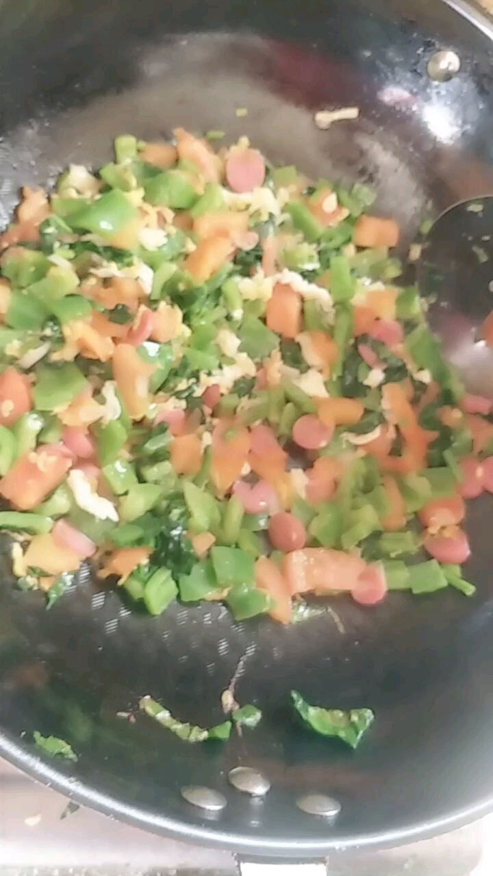 辣椒西红柿鸡蛋火腿菠菜大米,这样一起炒着吃孩子吃了健康又有营养。