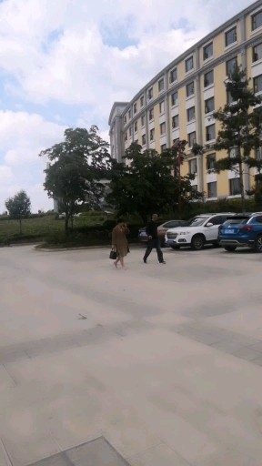 卧云中学,环境不错,鸡嗉子果树硕果累累,希望这里出去的学子,德能配位。