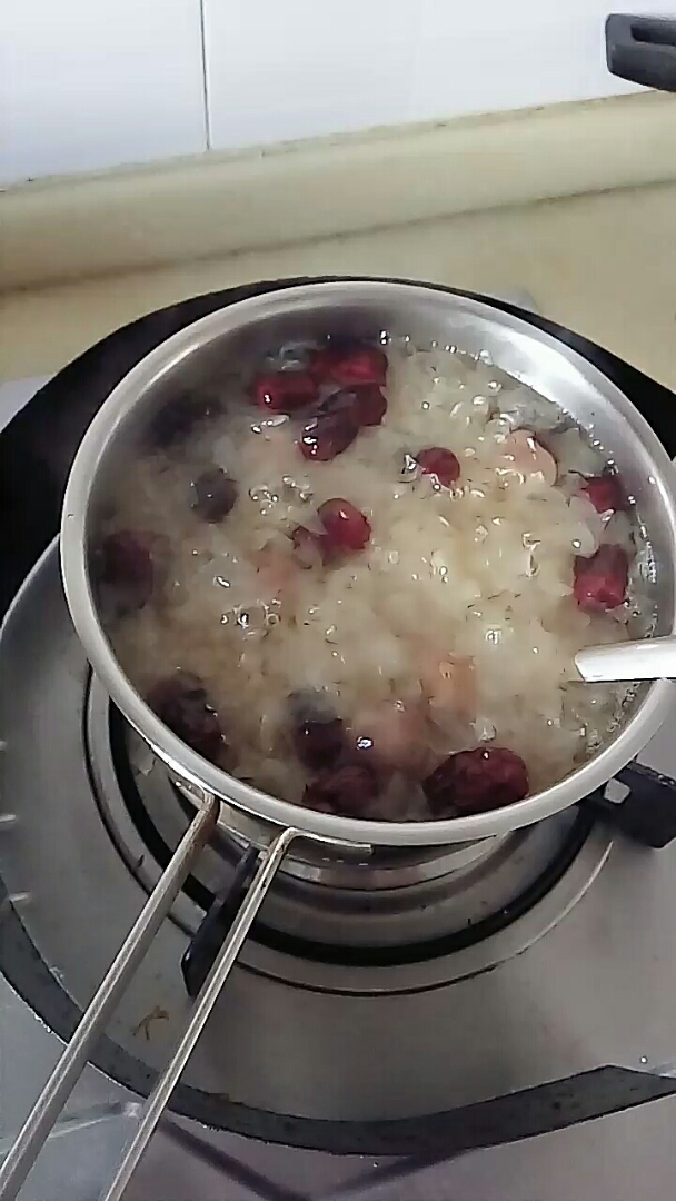 桂圆银耳红枣汤,银耳补血养颜被人们称为山珍,菌中明珠,长喝银耳红枣桂圆汤有补肾脑