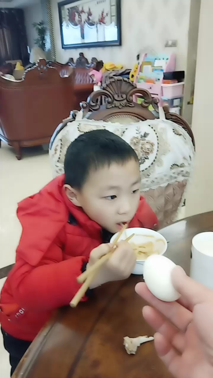 给小帅哥吃鸡蛋补充营养