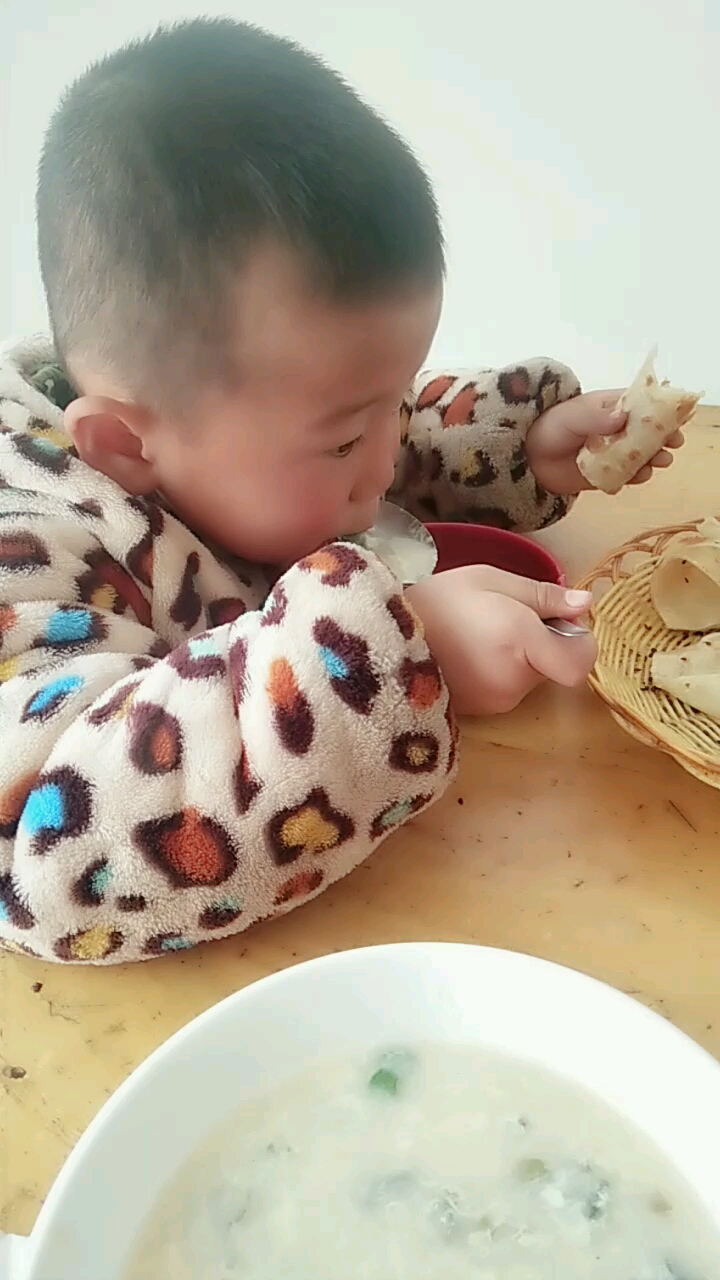 油饼母鸡汤,大儿子吃的津津有味