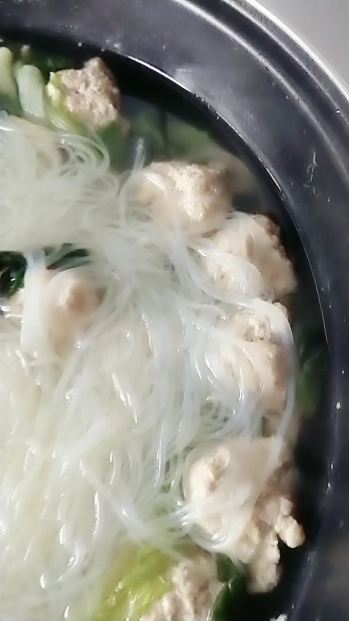 白菜肉丸粉丝汤~好好吃哟。