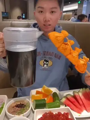 大学生深夜海底捞打折?五块钱一杯的酸梅汤你们猜猜结账多少钱?