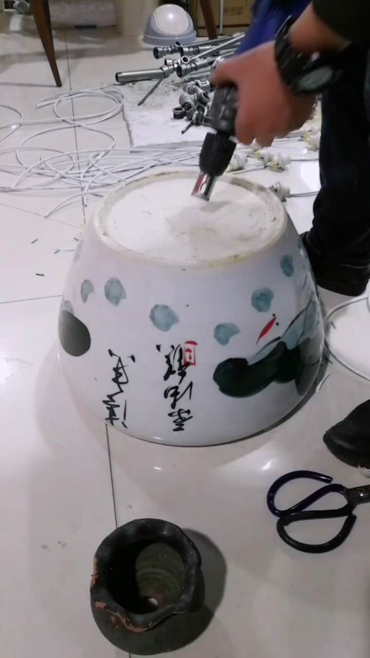 #五毛特效#老板娘愣是让我在青花瓷缸上打了几个洞作个鱼缸,曾听老板说这是他的传家宝,做与不