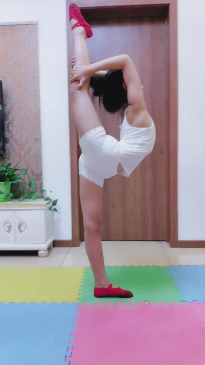 孩子胳膊上的肌肉