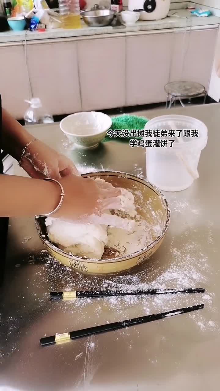 今天没出摊老公休班在家擀架子,我徒弟来了跟我学鸡蛋灌饼了
