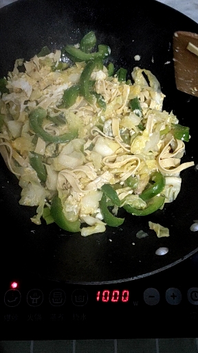 #舌尖上的乡村美食#白菜豆皮青椒炒鸡蛋