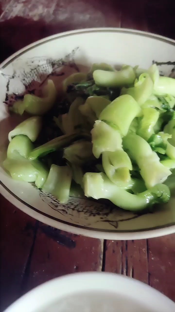 有钱人,天天吃大鱼大肉,只有我们这些穷的,只能天天青菜白粥。