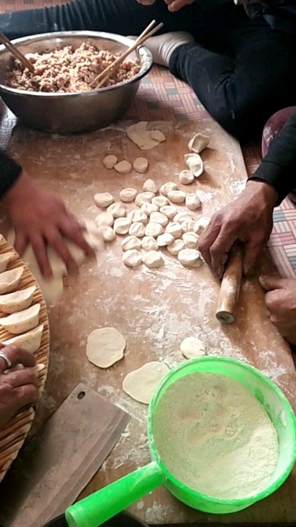 过新年包饺子