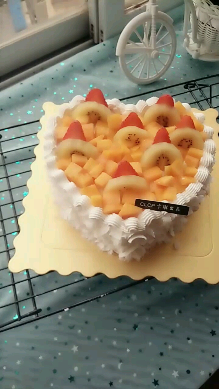 出一款,爱心生日蛋糕。