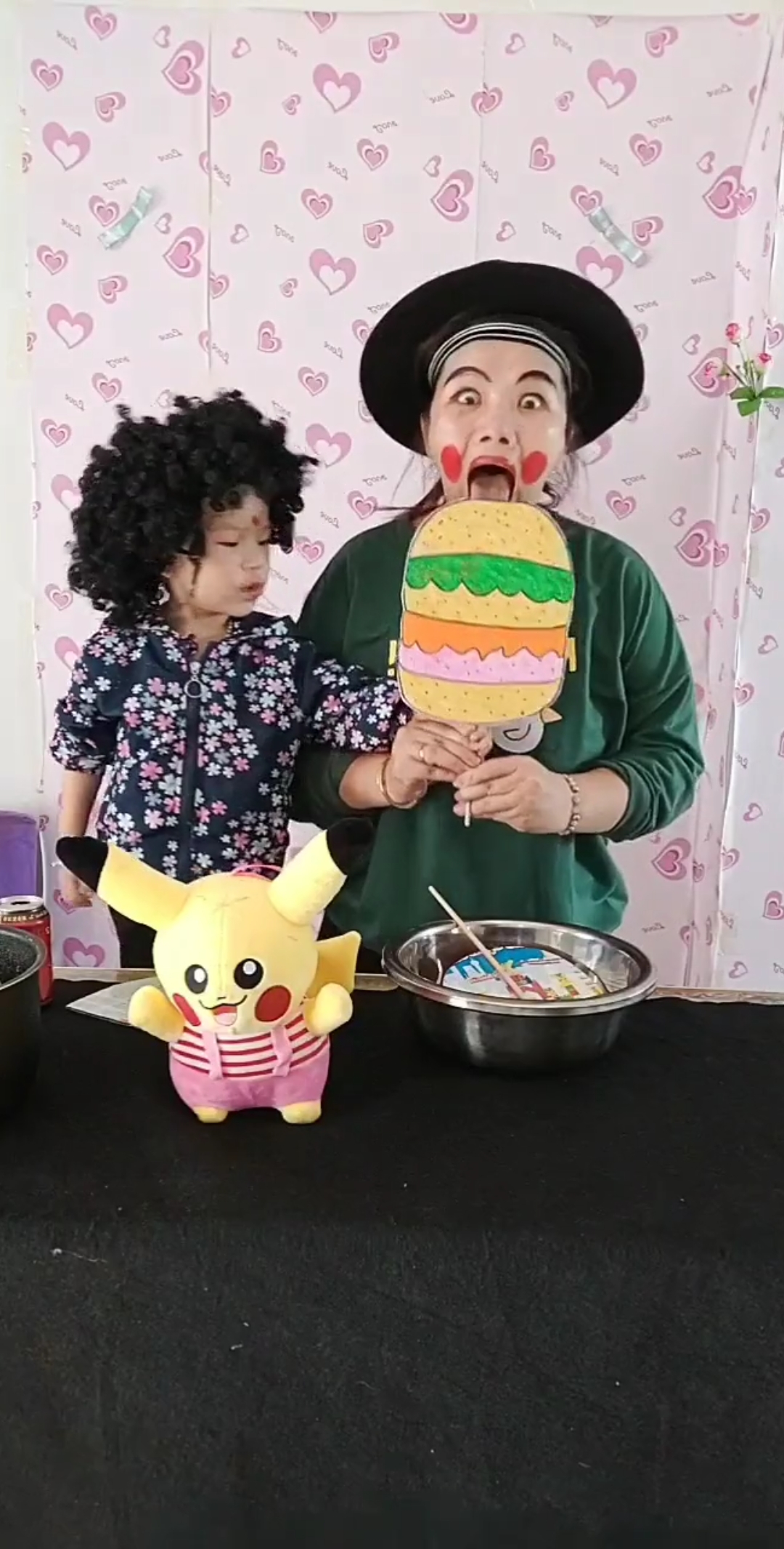 #我有一个逗比朋友#妈妈:你的汉堡先让我吃一口好吗?