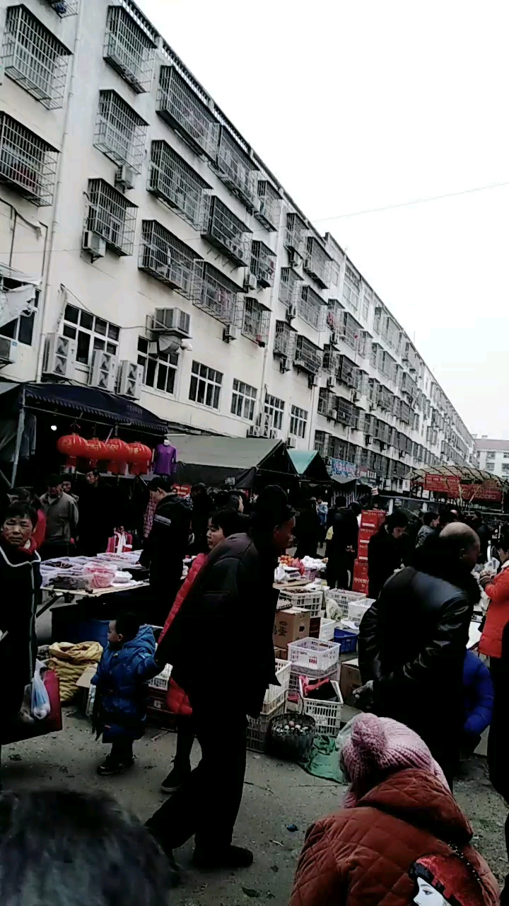农村的菜市场真热闹。。。。