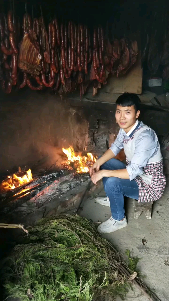 #自制美食#弟弟回家来帮忙熏腊肉