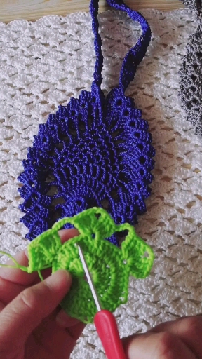 #传艺计划#美人鱼手机套教程5:按照前两个花瓣的钩法把第三个花瓣完成,这样一面已完成,