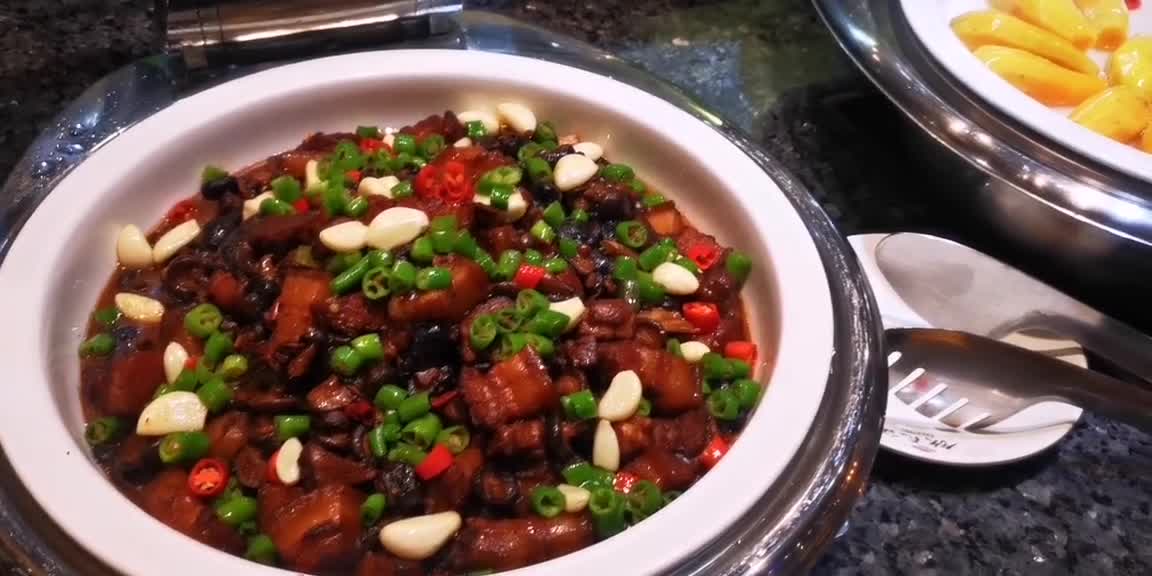 中餐55元,晚餐59的自助餐,热菜一样做的很出色这么多年,什么都在变,唯一没变的还是那个价
