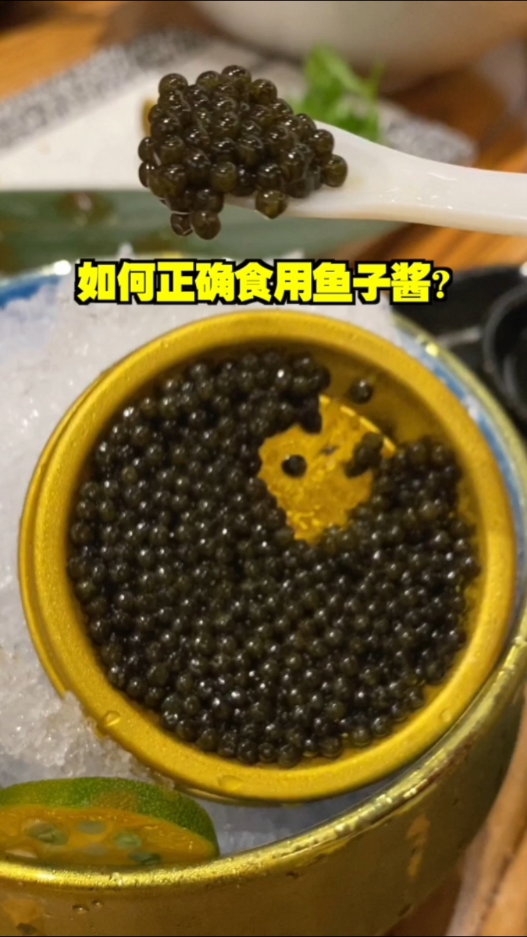 最贵食材之鲟鱼鱼子酱,用贝壳汤匙舀出,放到虎口温一下,小美吃着没什么特别的