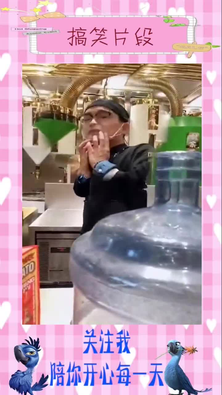 小伙拿矿泉水桶装奶茶,前台小哥不知所措,真是太能喝了#搞笑视频#