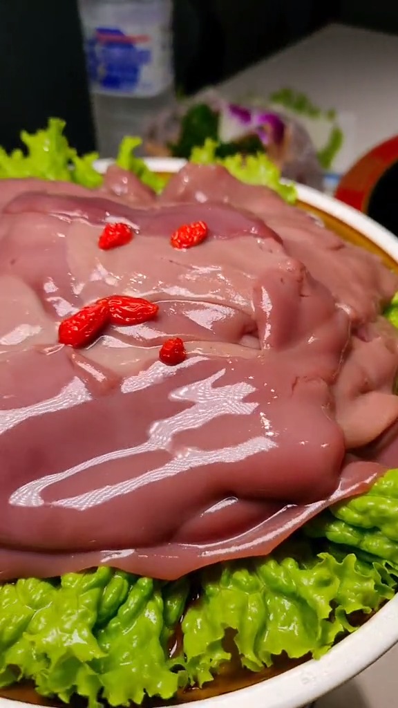 这家只有九张桌的火锅菜品新颖又好吃玫瑰花里的虾滑你吃过吗