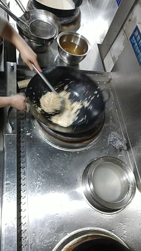 监控拍下大厨炒花饭的一幕。