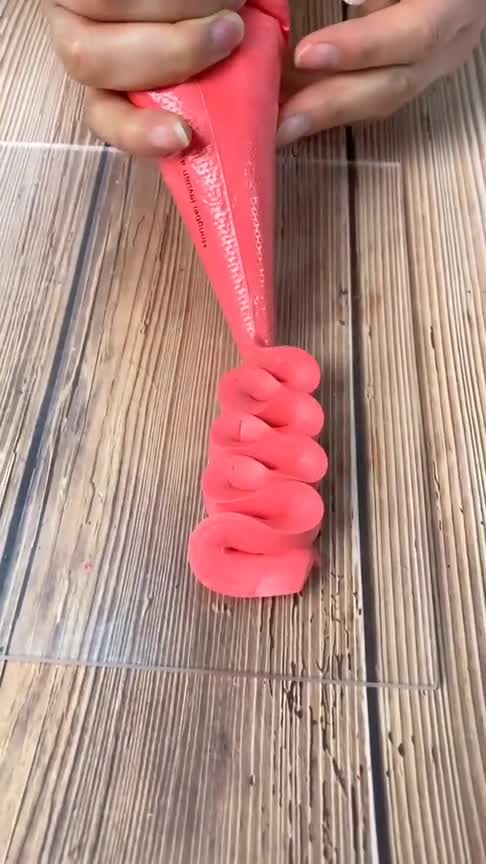 做蛋糕时,没有裱花嘴怎么办在裱花袋上剪一剪,就有了!