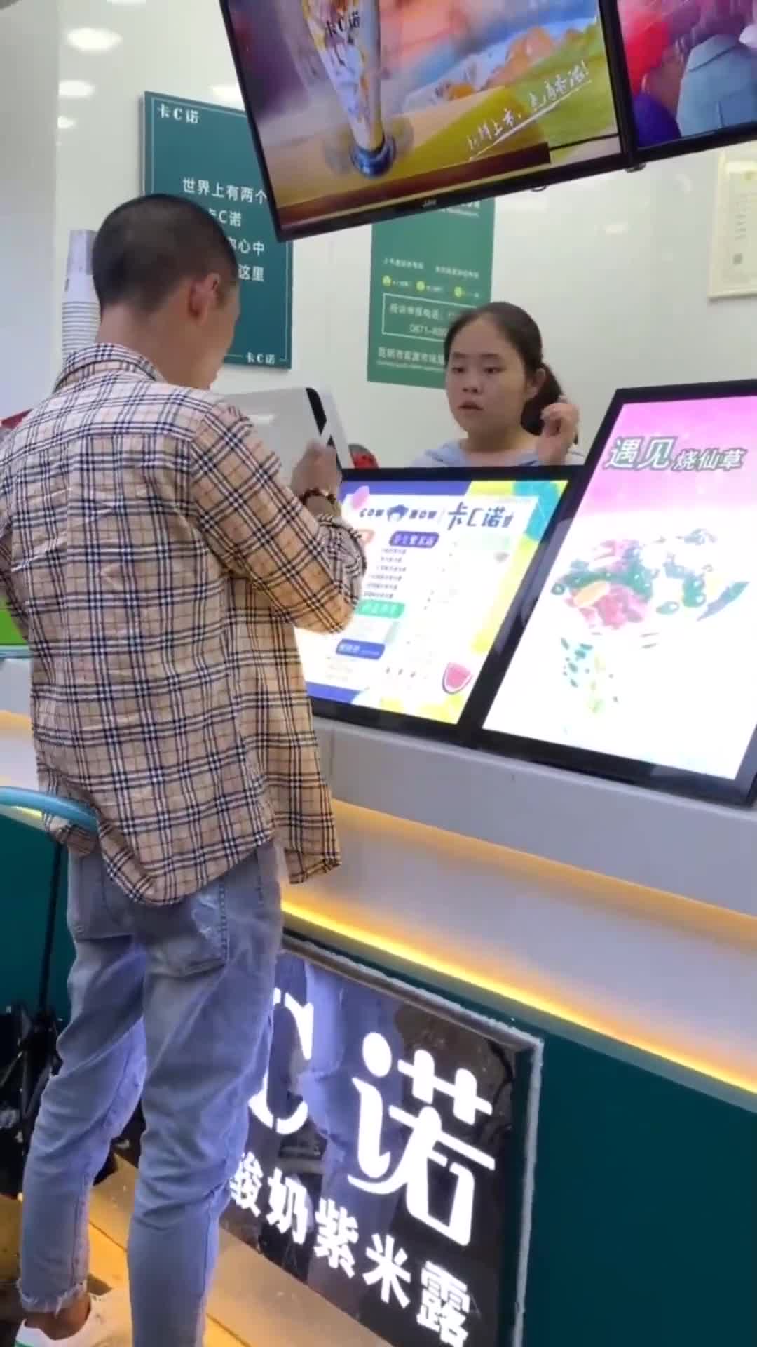 嫌弃奶茶店的管子细,拿出自带的管子后,原谅我笑喷了