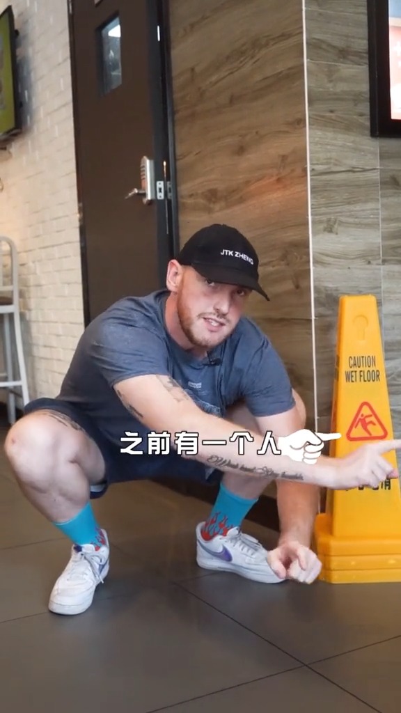 7分钟吃完10层牛肉汉堡!