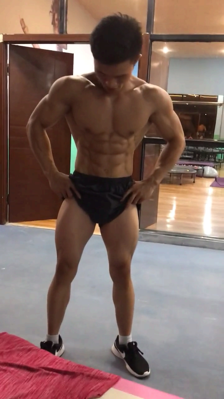 穿三角裤展现肌肉帅呆了