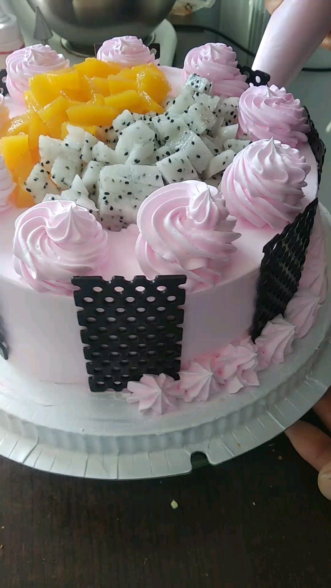 小姑娘的爷爷和她一起去买生日蛋糕。小姑娘坚决不花爷爷的钱。真是一个懂事的好女孩!