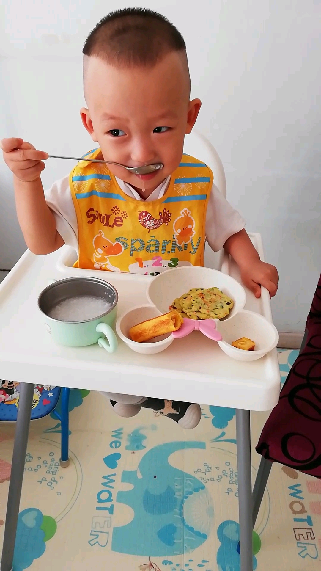 宝宝今日份早餐,大米粥,土豆胡萝卜香菇菠菜饼,爆浆芝士土司卷!吃的好香啊!