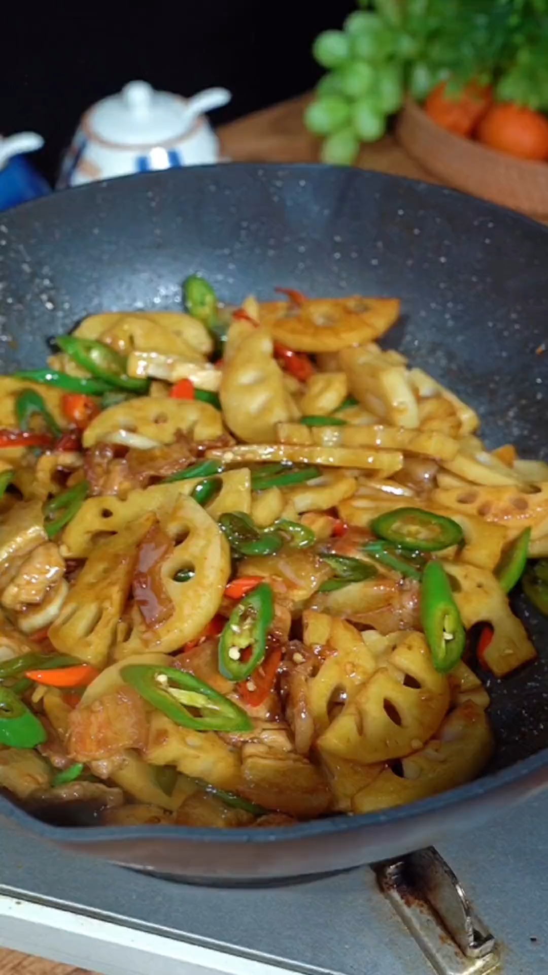 冬天吃藕胜过吃肉,今天做了香辣脆爽的炒莲藕,超好吃,家常菜