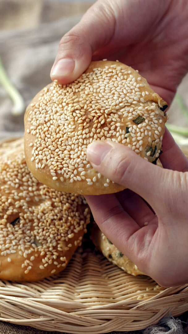 #舌尖上的旅行#人气小吃葱香油酥饼这样做更香脆,10分钟学会,葱香四溢苏酥掉渣