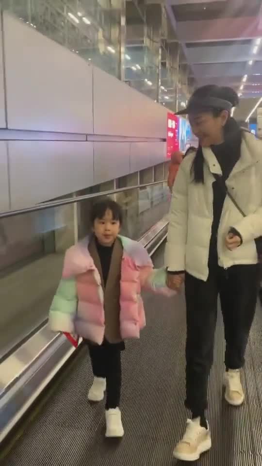 包贝尔的老婆领着女儿包饺子