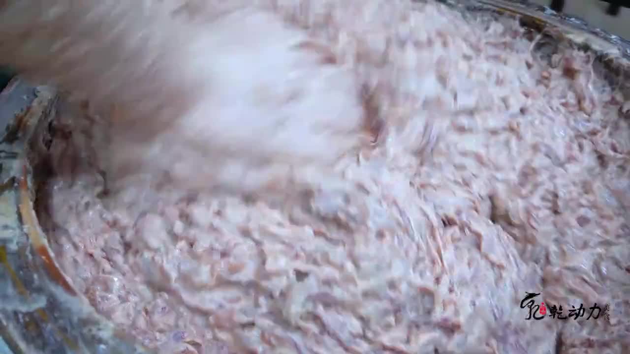 因儿子想吃牛肉,大叔自学小吃开饭店,5小时只能做40斤仍坚持纯手工