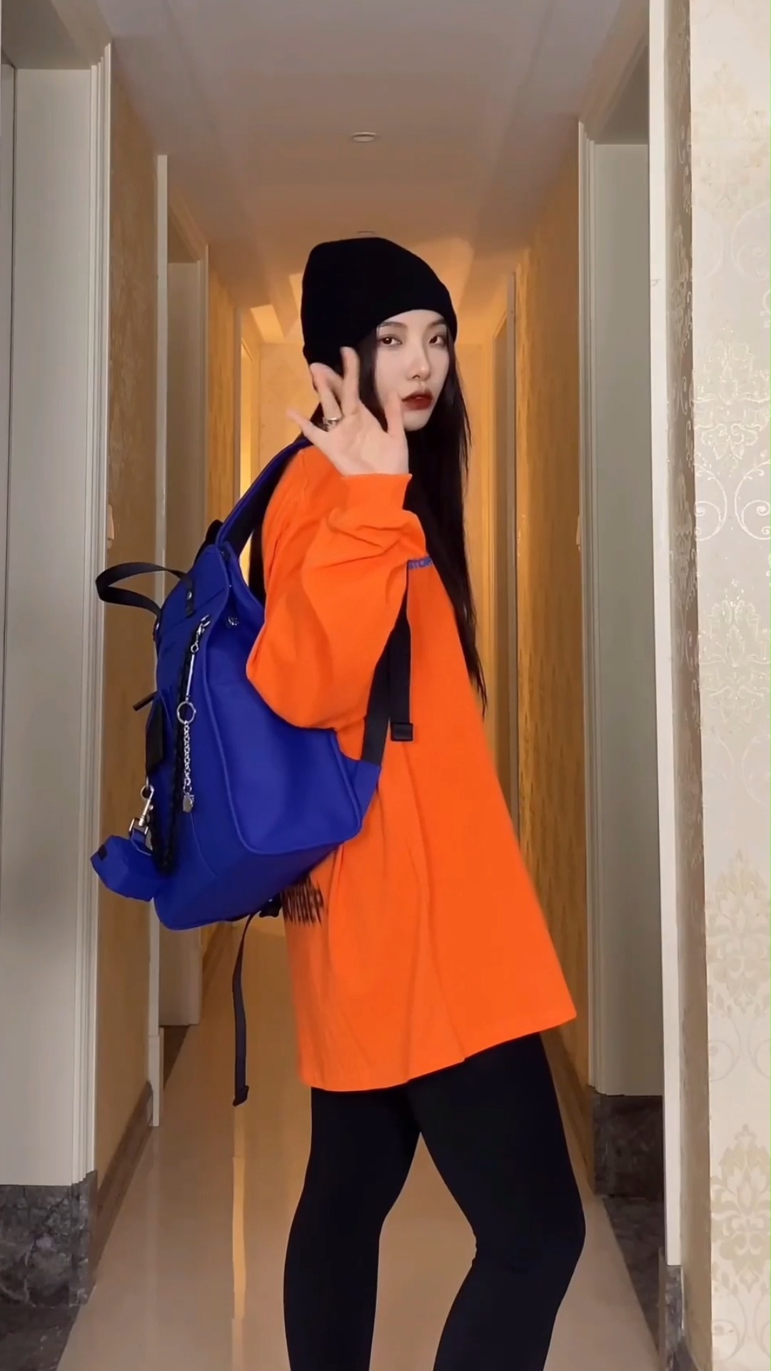 冬装也可以很热烈,红蓝黑色系应该怎么搭配?