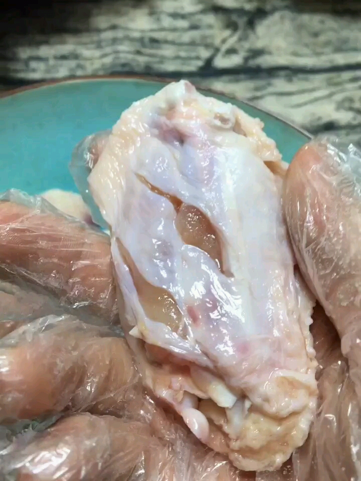 咖喱鸡翅备料:鸡中翅8个,咖喱两块,洋葱,土豆,胡萝卜丁,牛奶适量(椰浆也可以)