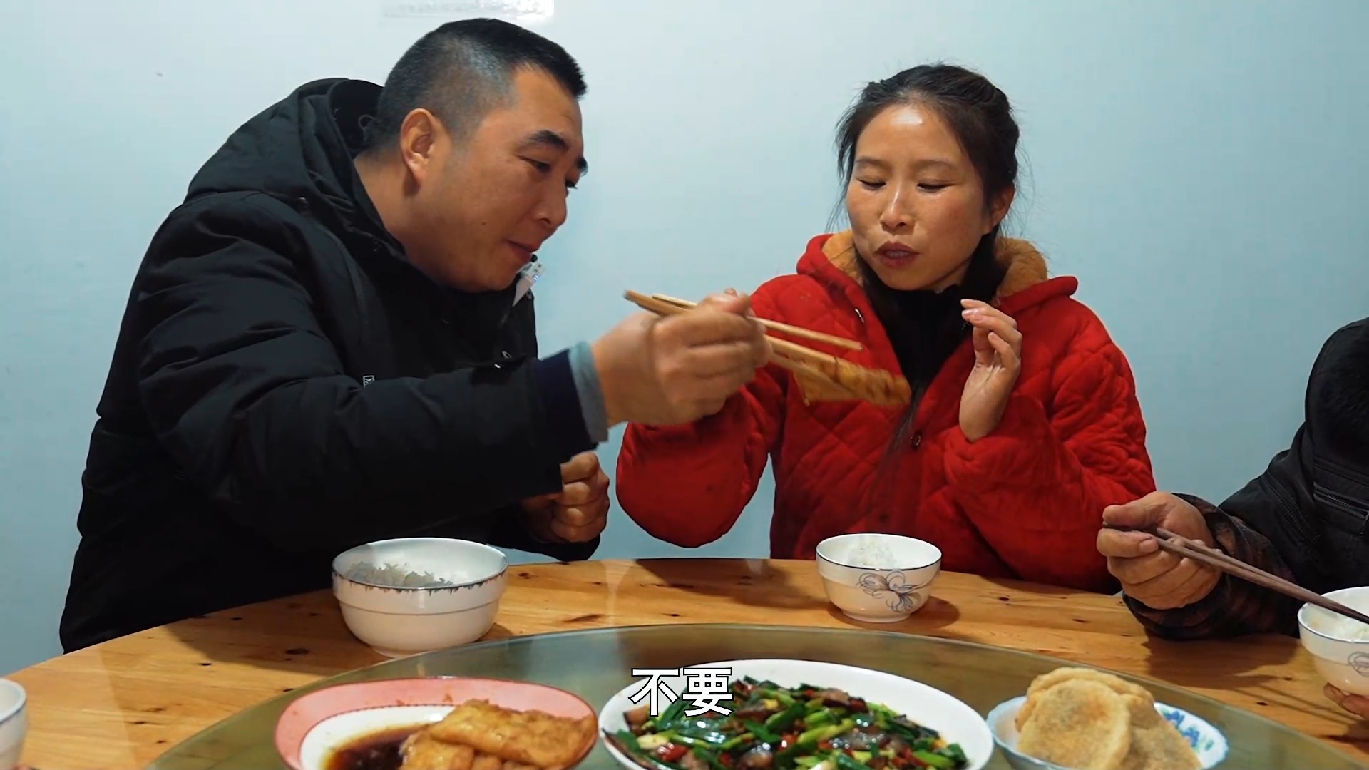 #美食记#桃子姐去土里扯一窝蒜苗，回家做一盘蒜苗炒腊肉，满满的年味
