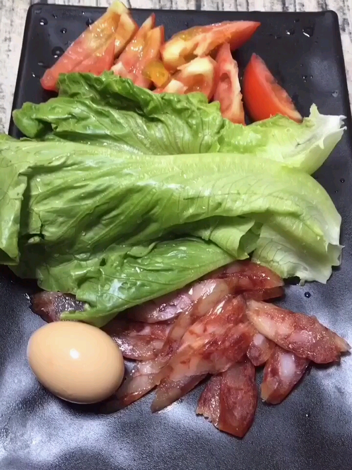 备料:面条,香肠,西红柿,生菜,熟鸡蛋……做法:面煮八分熟再过冷水,锅烧油放香肠