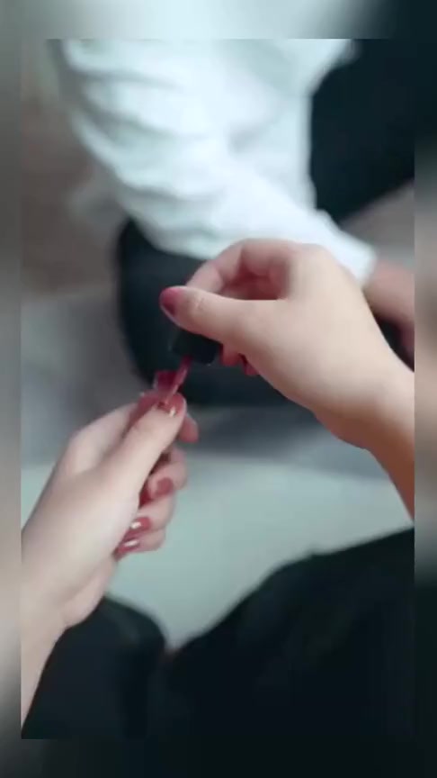 #搞笑段子#想打游戏可以啊,涂个指甲油才给你打