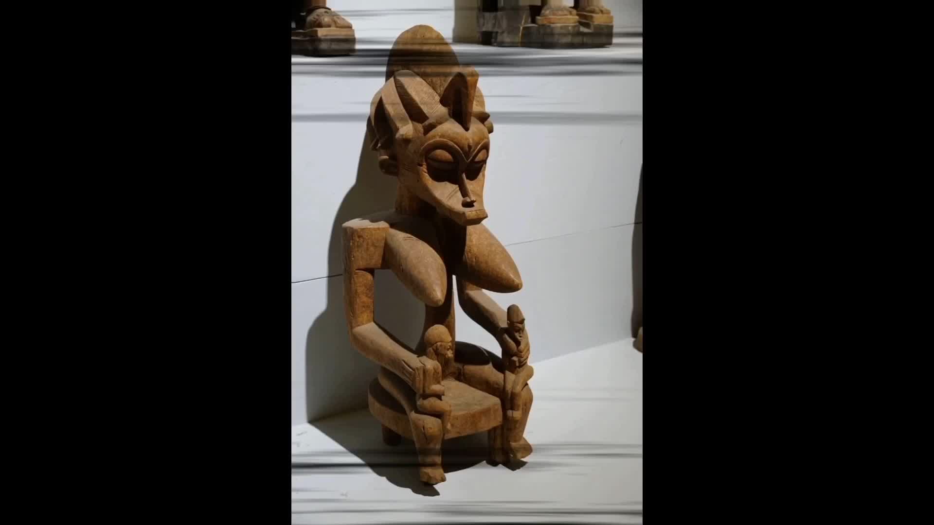 非洲雕刻艺术展。造型夸张变形抽象,对世界现代艺术产生过深刻影响,尤其是对野兽派立体派等被中