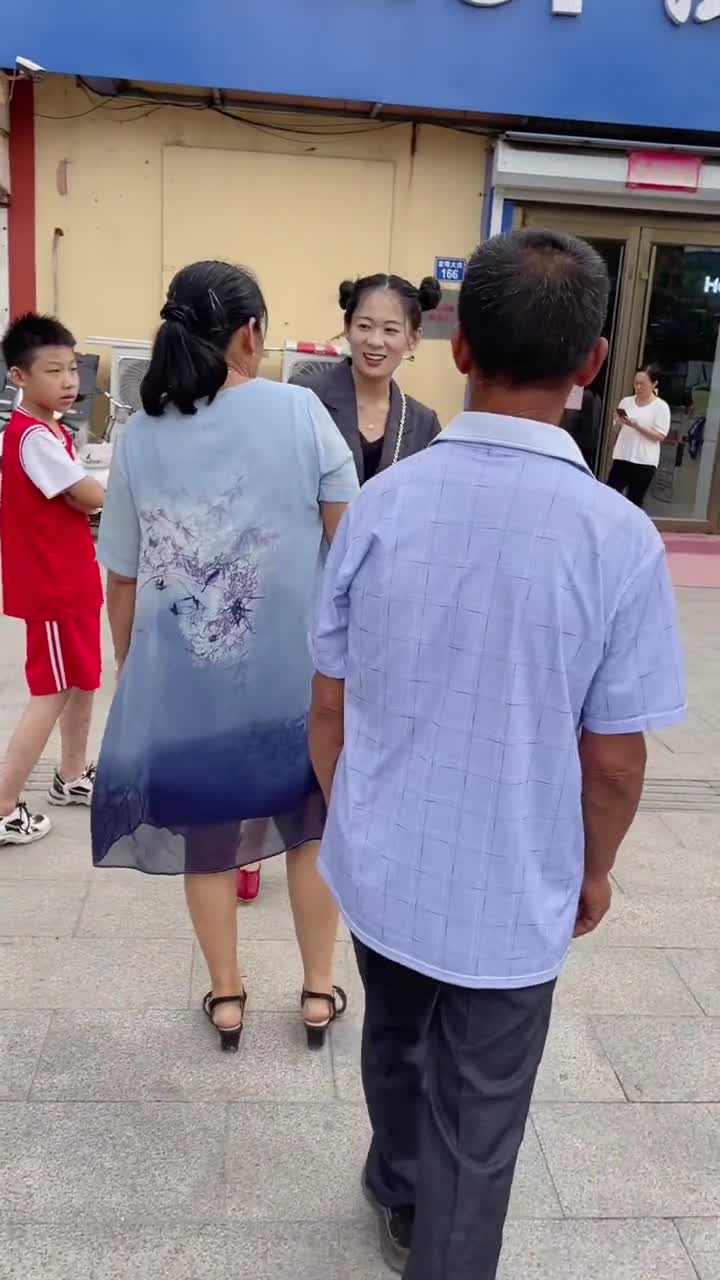 每个女人都有一个婚纱梦,妈妈们也是一样的!补拍婚纱照这一套才花了五百块钱!但是妈妈这一生不