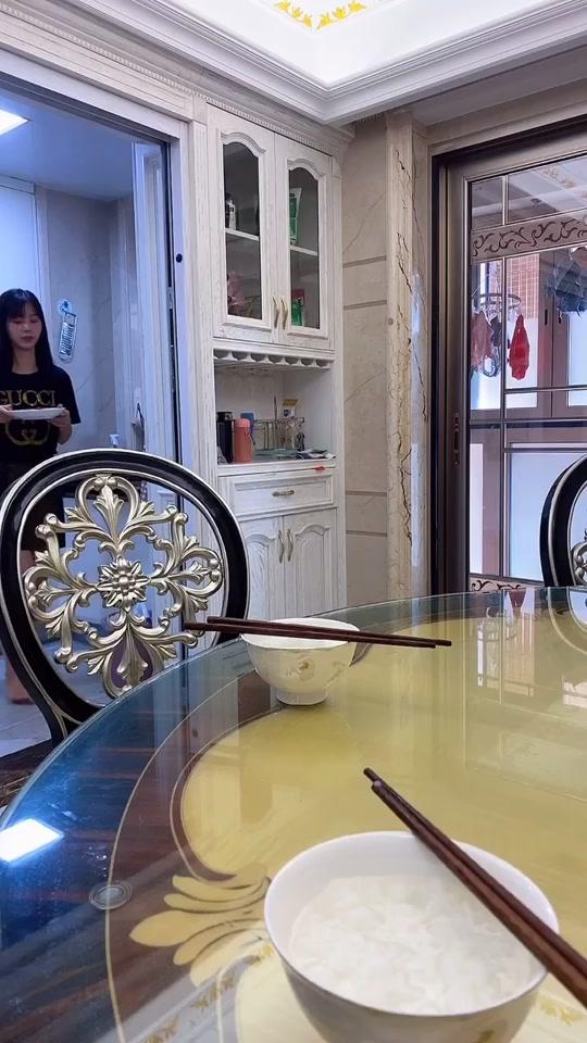 儿子竟然敢质疑我只会做一道菜,这年头谁还不会做个三菜一汤啊!#搞笑一家人  .@全民小视频