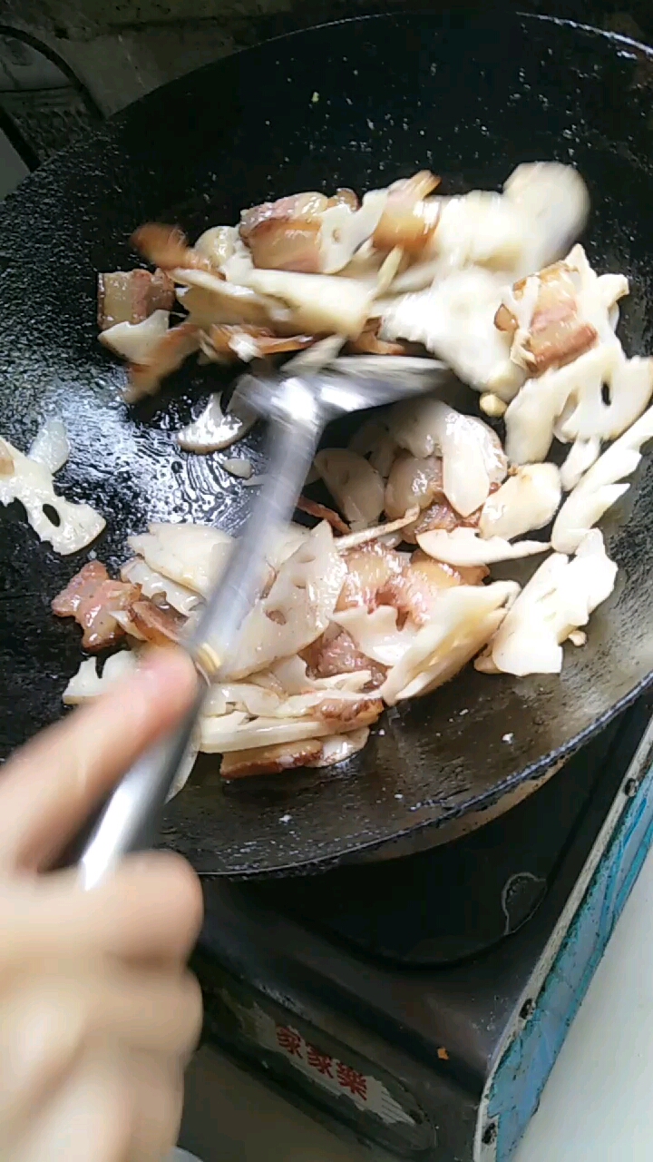 家常菜,腊肉炒莲藕,