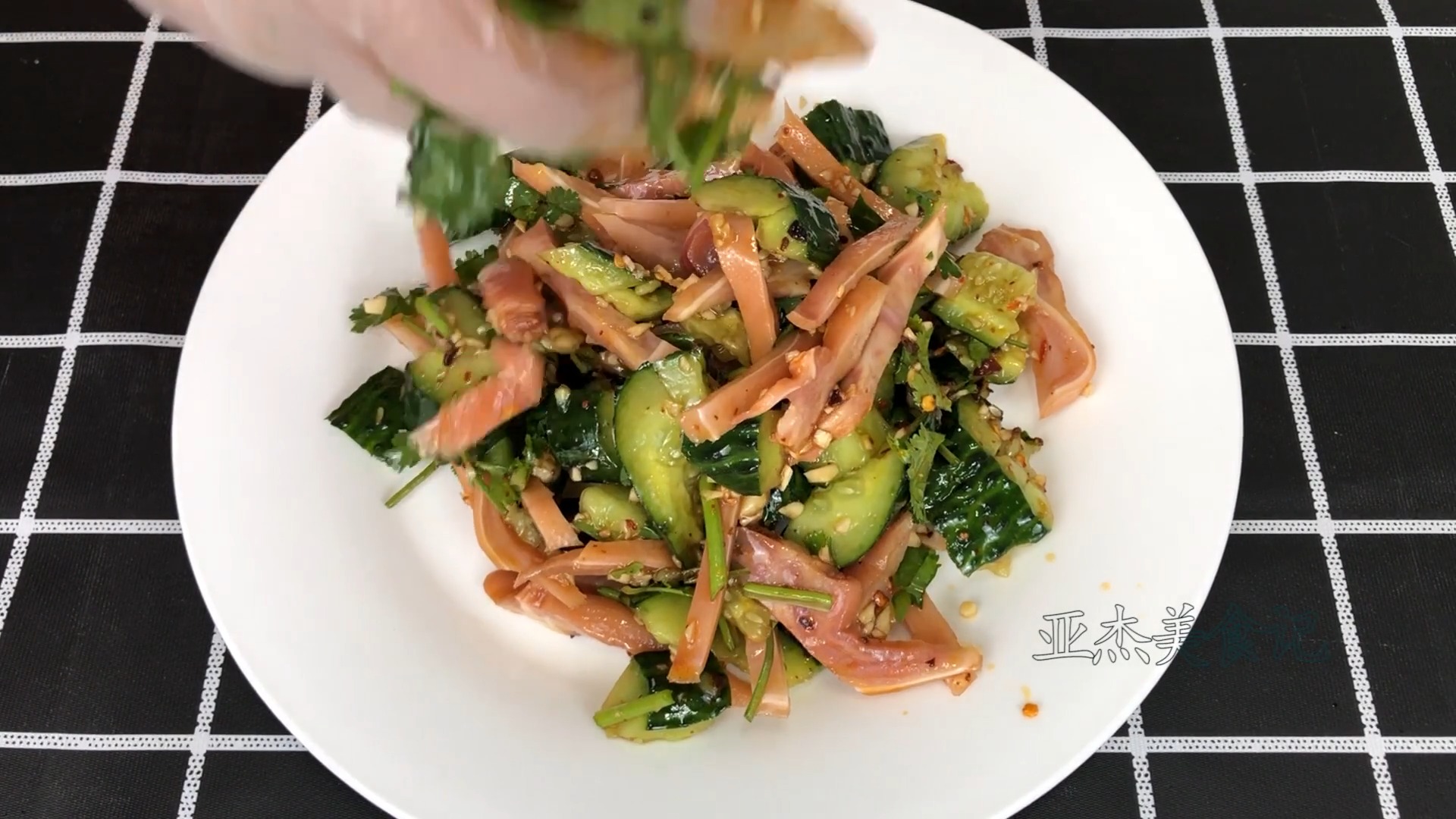 今天为大家分享具有东北特色的爽口小菜猪耳拌黄瓜,简单美味,下酒又下饭。