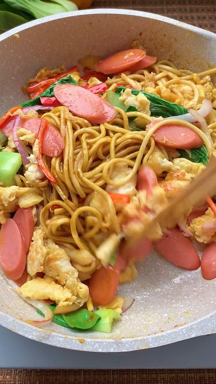 香喷喷的咖喱炒面,简单好学,大人小孩都爱,炒面的家常做法