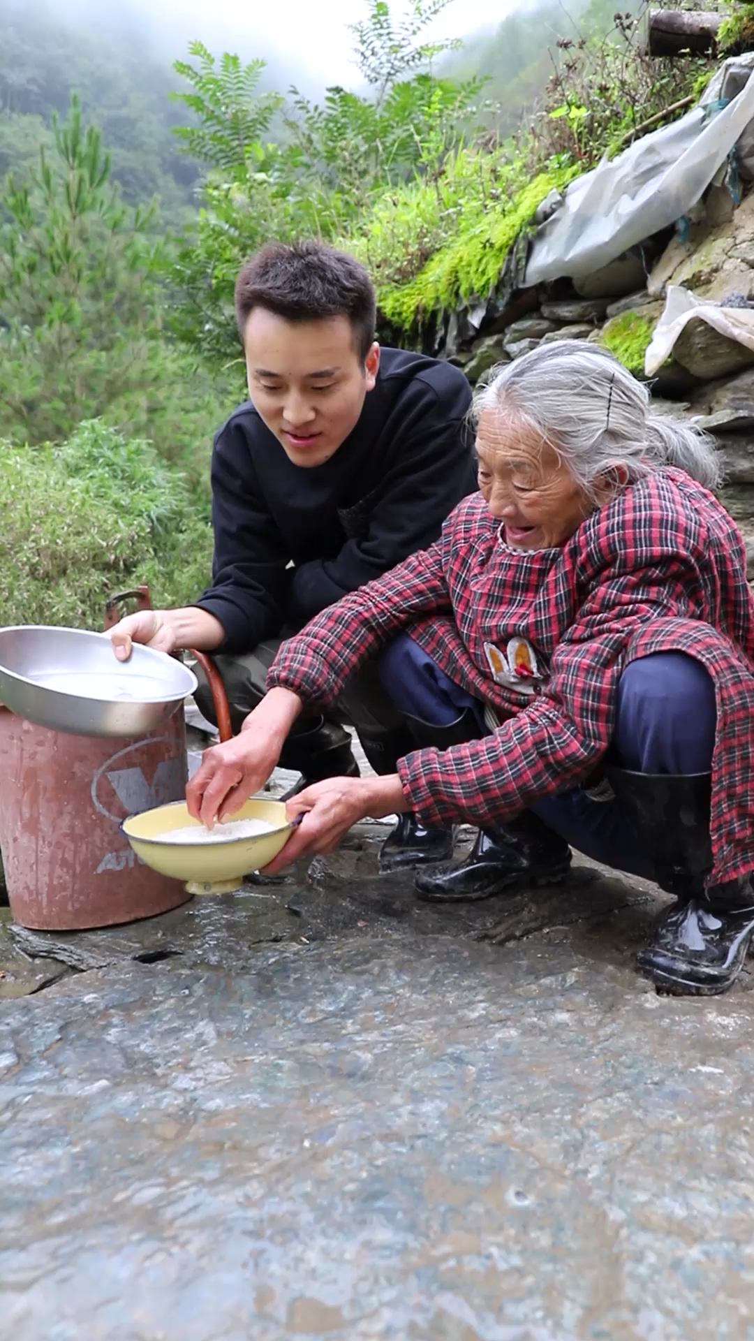 上集: 奶奶教你做最美味的皮蛋瘦肉粥,做法都在视频里,老少皆宜。